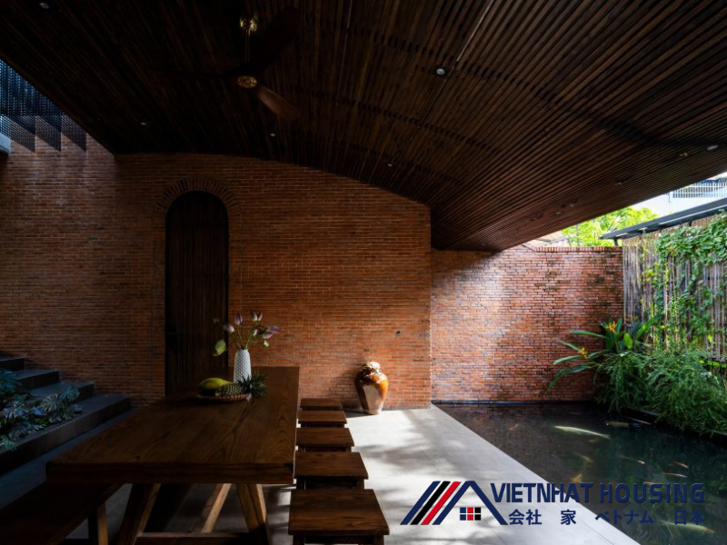 Cửa sổ trời dài lọc ánh sáng qua các tấm kim loại đục lỗ